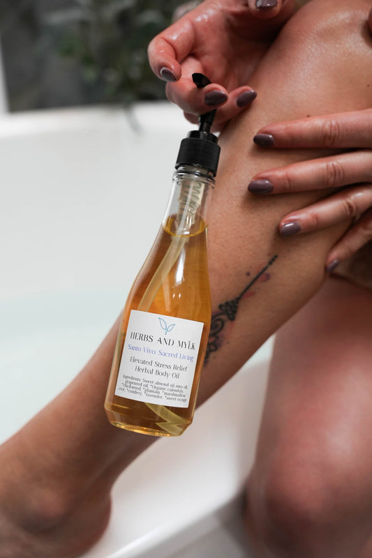 Santo Vivo body oil texture detail on skin