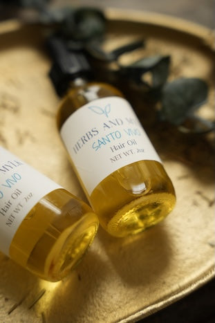 Santo Vivo hair oil application on hair strands